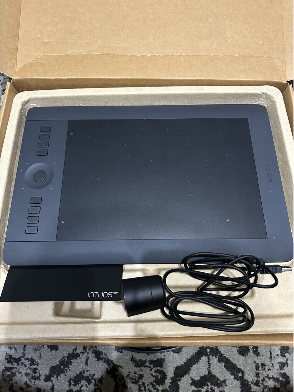 Wacom PTH-651 Intuos Pro Digital Graphic Drawing Tablet And Discs